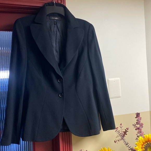 Escada New Virgin Wool Beautiful Black Logo Lining ButtonBlazer Side Logo Pocket